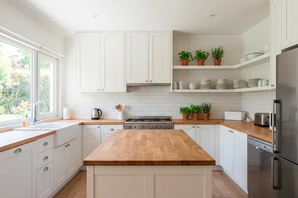 Cocina de diseño minimalista y limpia en casa de Vitacura